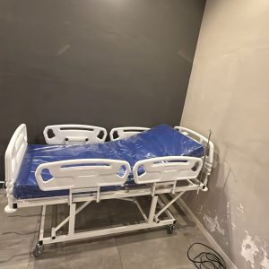 Cama hospitalar elétrica Med Light com colchão e grades laterais