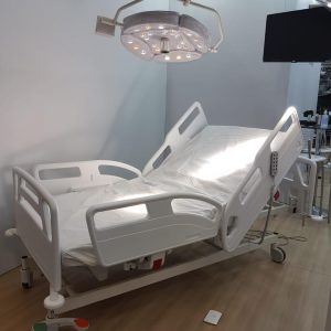 Cama hospitalar elétrica Med Light com encosto elevado sob foco cirúrgico