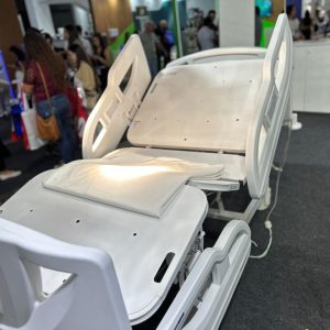 Cama hospitalar elétrica Med Light com as seções do leito articuladas
