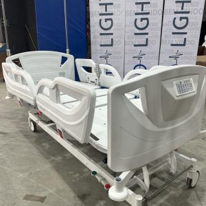Cama hospitalar elétrica Med Light com laterais de segurança e comando no painel