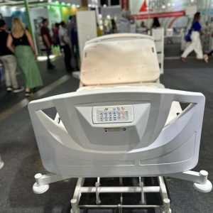 Cama hospitalar elétrica Med Light vista de frente, com painel de comando nos pés