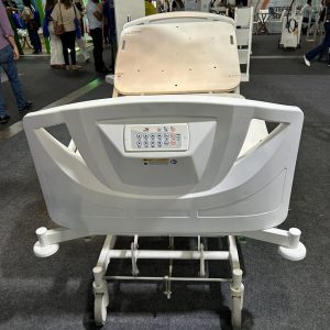 Painel de comando nos pés da cama hospitalar elétrica Med Light