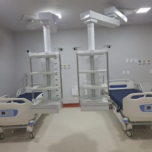 Duas estativas Med Light instaladas em quarto hospitalar