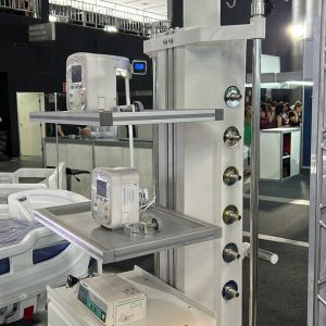 Estativa Med Light com prateleira, suporte de monitor e saídas de gases