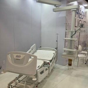Estativa Med Light ao lado de cama hospitalar elétrica