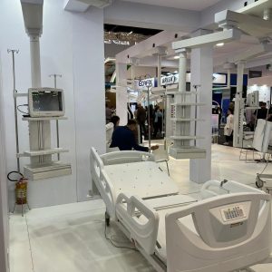 Estativas Med Light com monitor e cama hospitalar em exposição