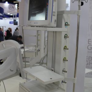 Coluna da estativa Med Light com monitor, prateleiras e saídas de gases