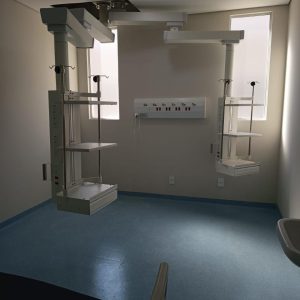 Estativas Med Light suspensas em quarto hospitalar