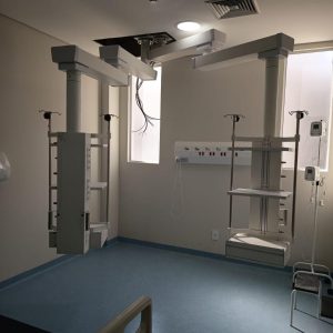 Estativas Med Light instaladas no teto de quarto hospitalar