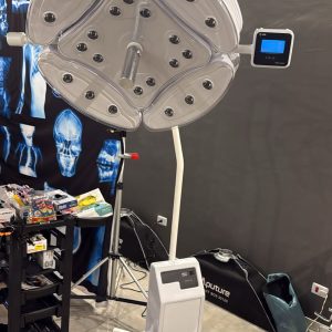 Foco auxiliar móvel Med Light com base de rodas e painel de comando