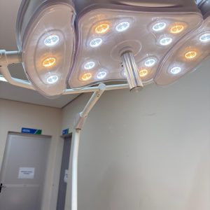 Foco cirúrgico de teto Med Light com cúpulas LED acesas, visto de baixo
