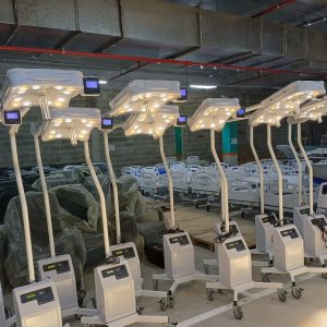Focos auxiliares móveis Med Light enfileirados na fábrica