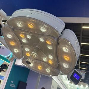 Foco cirúrgico de teto Med Light em exposição, visto de baixo